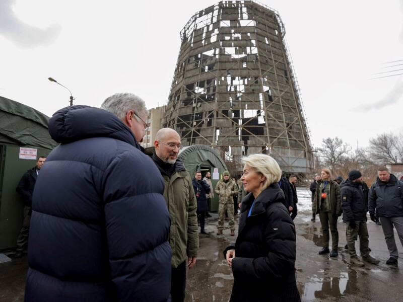 "Війна перестає бути картинкою на екрані". Шмигаль показав гостям із ЄС зруйновану ТЕЦ у Києві. Фото