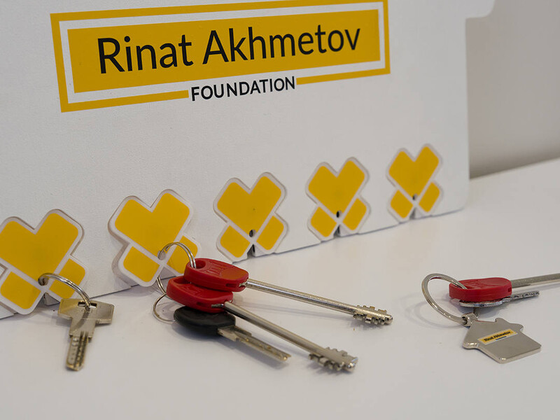 "Четверті роковини повномасштабного вторгнення й 12-річчя війни". Фонд Ріната Ахметова звітував про допомогу людям