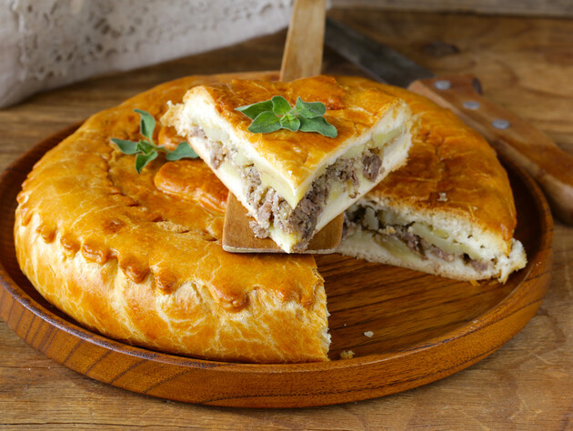 Найшвидше, що можна приготувати з фаршем, – цей ситний і смачний пиріг. Швидкий рецепт