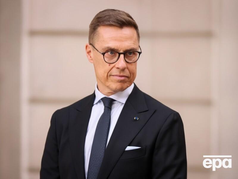 Президент Финляндии не мог определиться, с кем из супругов Зеленских будет обниматься первым. Видео