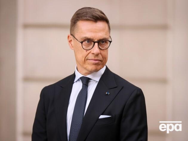 Президент Финляндии не мог определиться, с кем из супругов Зеленских будет обниматься первым. Видео