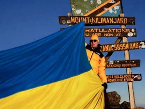 Украинец установил рекорд на самой высокой точке Килиманджаро и напомнил о важной вещи. Видео