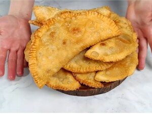 Додайте цей секретний інгредієнт в тісто – і чебуреки вийдуть соковитими й дуже ніжними