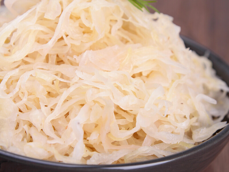 Этот фрукт придаст салату из квашеной капусты особый вкус и пикантность. Обязательно сделайте так