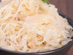 Цей фрукт додасть салату із квашеної капусти особливих смаку й пікантності. Обов'язково зробіть так