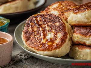 Замісіть таке тісто на молоці й дріжджах – у вас  вийдуть пухкі, рум'яні оладки з пористою текстурою