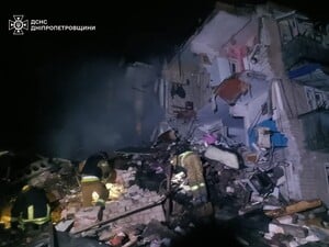 РФ ударила по багатоповерхівці у Дніпропетровській області, під завалами можуть бути люди
