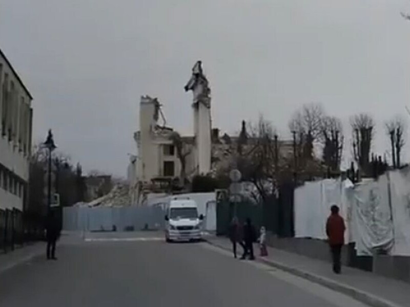 В Севастополе РФ сносит здание военного штаба, по которому Украина ударила ракетами