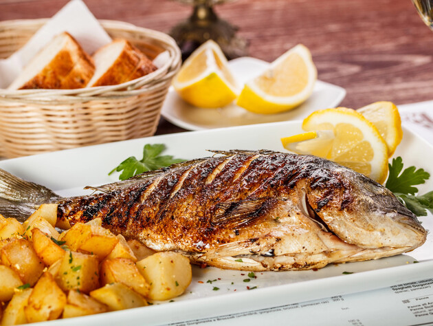 Завдяки такому маринаду риба вийде зовні рум’яною, а всередині соковитою. Рецепт за дві хвилини