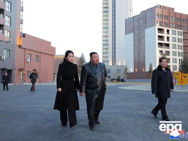 Донька Кім Чен Ина очолила ракетну програму, пишуть ЗМІ. Імовірно, їй 13 років