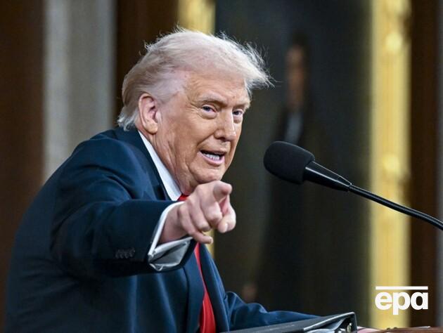 Что не так с его волосами. СМИ заметили странный предмет на голове у Трампа. Фото