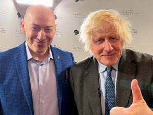 Война в Украине завершится в этом году? Путин как новый Гитлер, распад России и героизм Украины. Интервью Гордона с Джонсоном. Видео