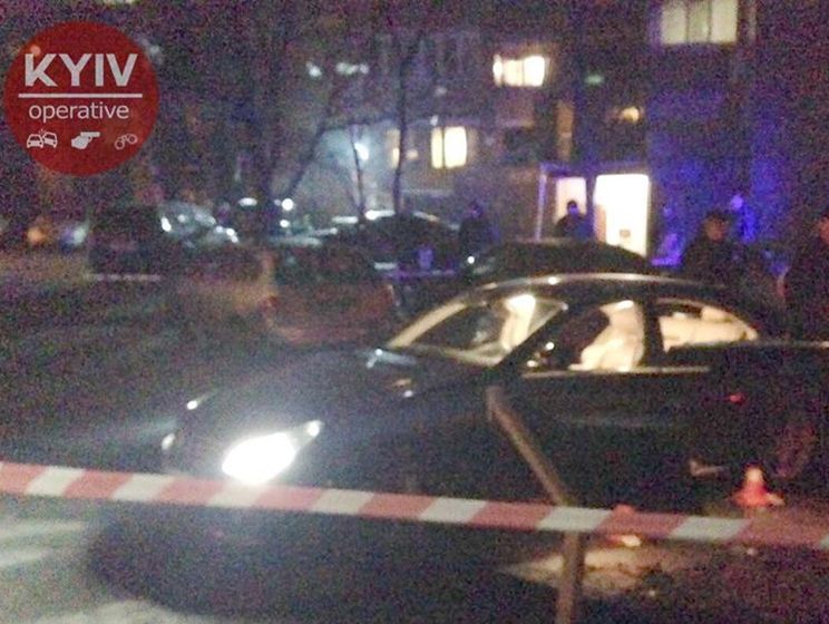 У центрі Києва розстріляли автомобіль, поранена дитина – ЗМІ