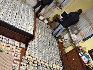 У матері й сина – лікарів із районної вінницької лікарні під час обшуку вилучили гігантську суму. Фото