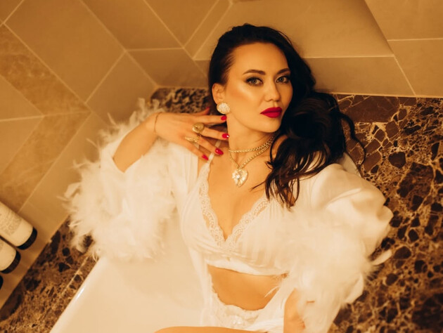 Салванчук назвала шість речей, які по-справжньому цінні. Акторка поділилися серією звабливих знімків