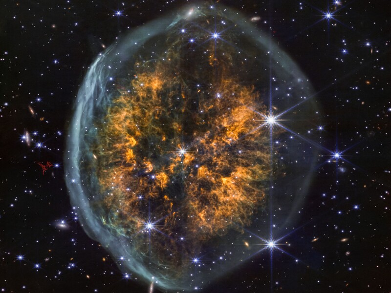Телескоп James Webb заснял загадочную туманность "Открытый череп"