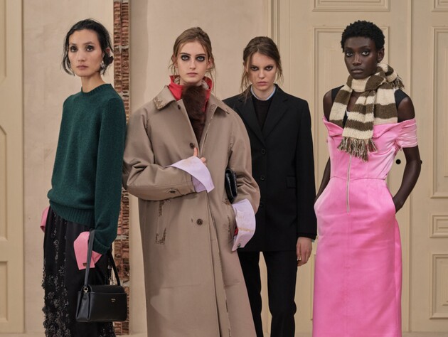 На показі Prada на подіум вийшло лише 15 моделей, які показали 60 образів. Як їм це вдалося