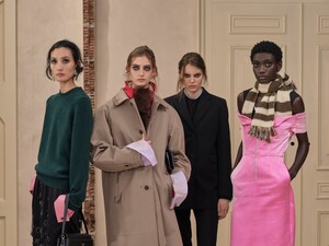 Prada кардинально поменяла модные правила и показала, как носить вещи годами и выглядеть эффектно