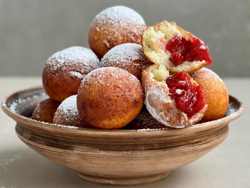 Приготуйте українські пончики до чаю, які просто тануть у роті. Рецепт без дріжджів і тривалого замішування