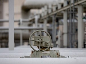 Через нафтопровід 