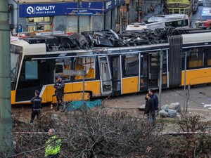 В Милане трамвай сошел с рельсов, насмерть сбил человека и въехал в здание. Десятки пострадавших. Фото, видео