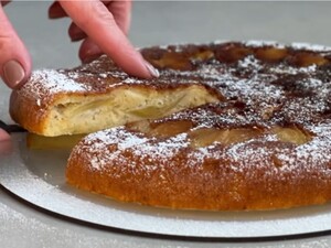 Викладіть це на сковорідку й залийте тістом. Рецепт смачного й м'якого пирога до чаю без духовки