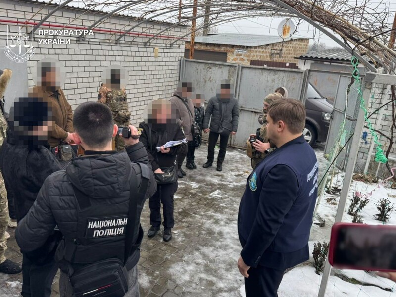 Били, приковували на ланцюг, кидали їжу на землю. У Дніпрі вихователів підозрюють у катуванні дітей