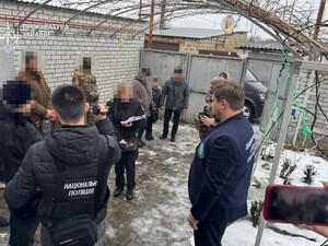 Били, приковували на ланцюг, кидали їжу на землю. У Дніпрі вихователів підозрюють у катуванні дітей