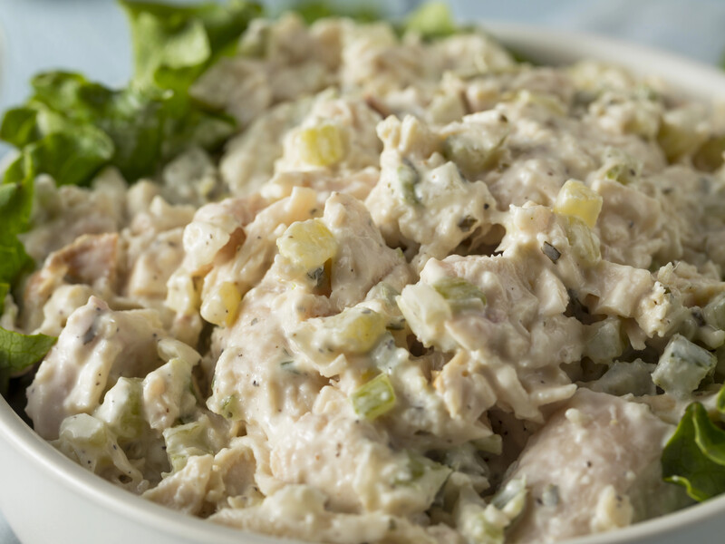 Змішайте все це – й отримаєте дуже смачний салат із куркою і майонезом. Швидкий рецепт