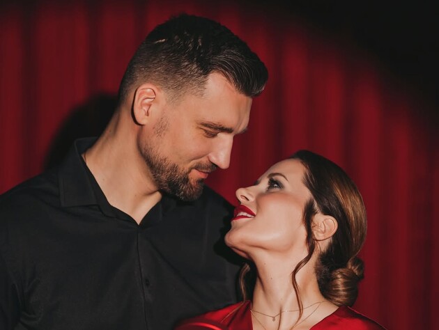 Новий коханий Денисенко одягнув жіночу сукню й позував у кадрі. Відео