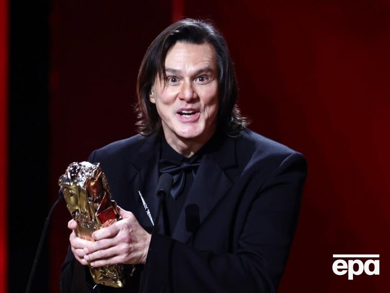 64-річний Керрі, який пережив суїцид коханої, вперше показав нову обраницю. Відео