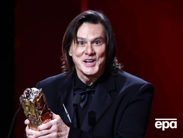 64-річний Керрі, який пережив суїцид коханої, уперше показав нову обраницю. Відео