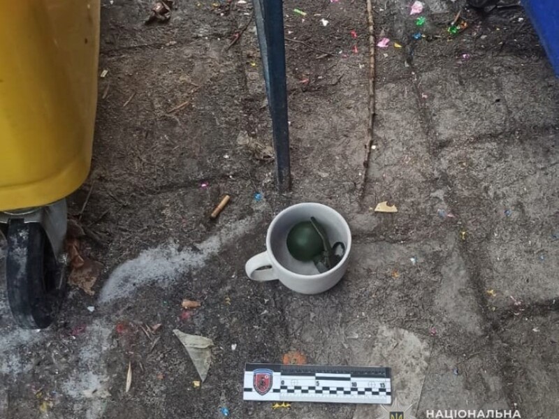 У Львові двірничка виявила підозрілий предмет біля смітника, який виявився іноземною гранатою у чашці