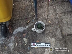 У Львові двірничка виявила підозрілий предмет біля смітника, який виявився іноземною гранатою у чашці