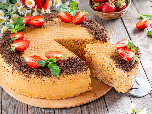 Найсмачніший вафельний торт готується усього з чотирьох інгредієнтів. Надзвичайно простий рецепт