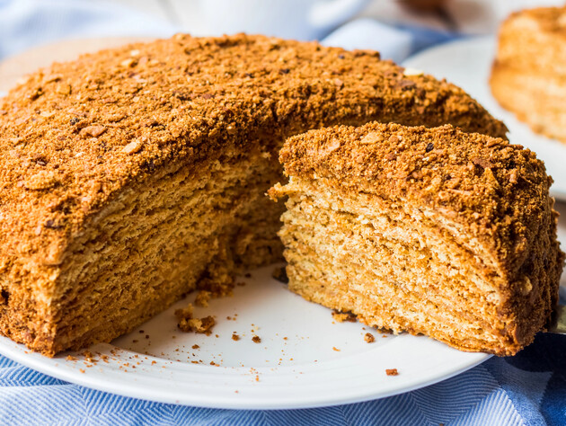 Приготуйте такі коржі, змастіть їх кремом – і неймовірно смачний медівник готовий. Класичний рецепт