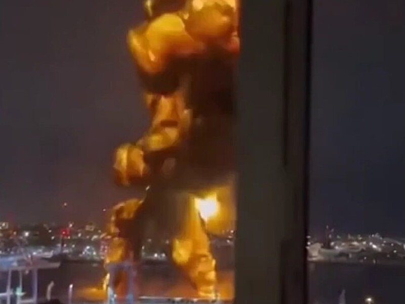 "Сирены воют". В Новороссийске заявили об атаке дронов и безэкипажных катеров. Видео