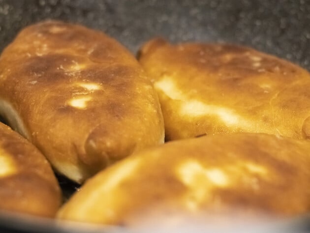 Якщо упустити цей момент - тісто для смажених пиріжків не буде м'яким. Нюанс, яким не можна нехтувати