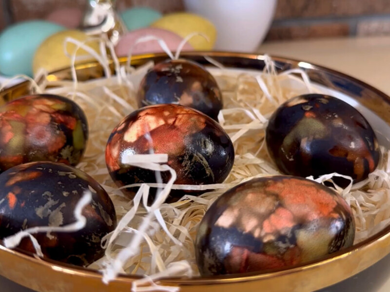 Зачем пасхальные яйца заворачивают бинтами. Секрет создания мраморных крашенок без красителей 