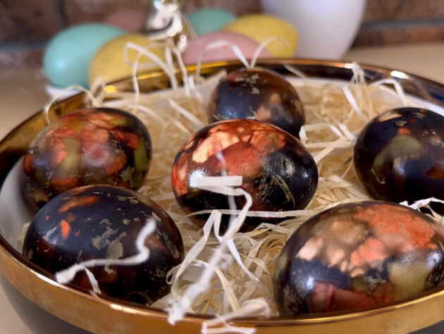 Зачем пасхальные яйца заворачивают бинтами. Секрет создания мраморных крашенок без красителей