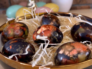 Подержите в этом яйца 40 минут – и получите мраморные крашенки на Пасху без химии