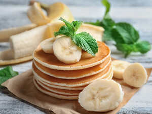 Добавьте это к банану и пожарьте вкусные оладьи. Простой рецепт