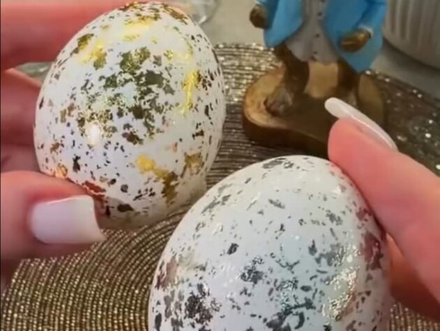 Яйца больше не нужно варить в шелухе. Секретный метод, как быстро сделать золотые крашенки на Пасху