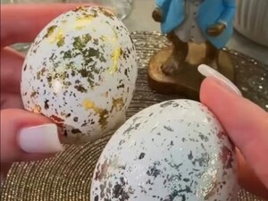 Яйца больше не нужно варить в шелухе. Секретный метод, как быстро сделать золотые крашенки на Пасху