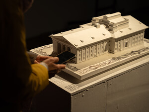 Каждый мариуполец может найти свой дом. Во Львове презентовали макет города, каким он был до оккупации