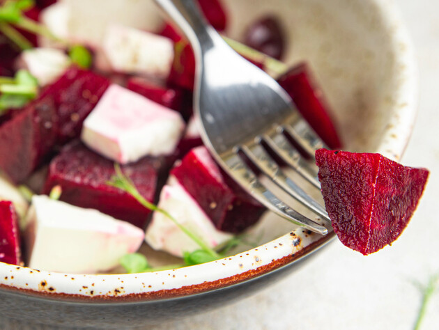 Додайте до буряка цей сир і ще кілька інгредієнтів - вийде неймовірно легкий, корисний, яскравий салат