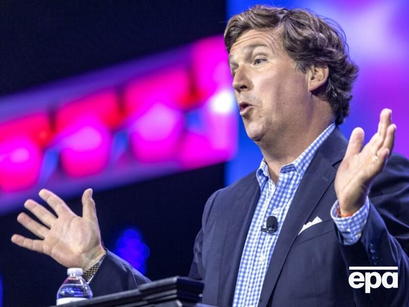 Ведущего Карлсона, который 