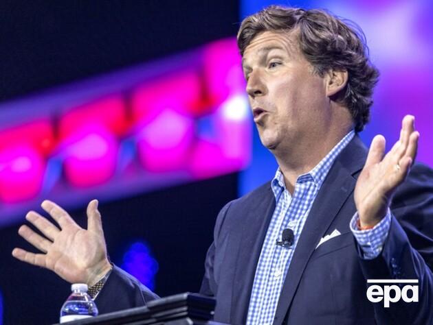 Ведущего Карлсона, который 