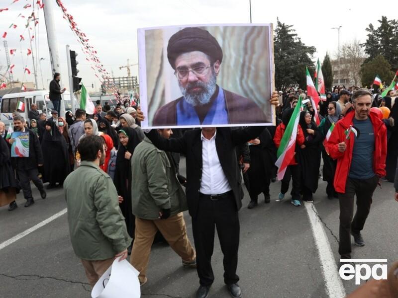 Сина Алі Хаменеї поки не обрали верховним лідером Ірану, однак він є очевидним фаворитом – NYT