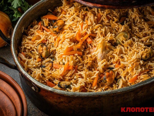 Такий плов легший за традиційний. Замініть м'ясо на мідії. Рецепт